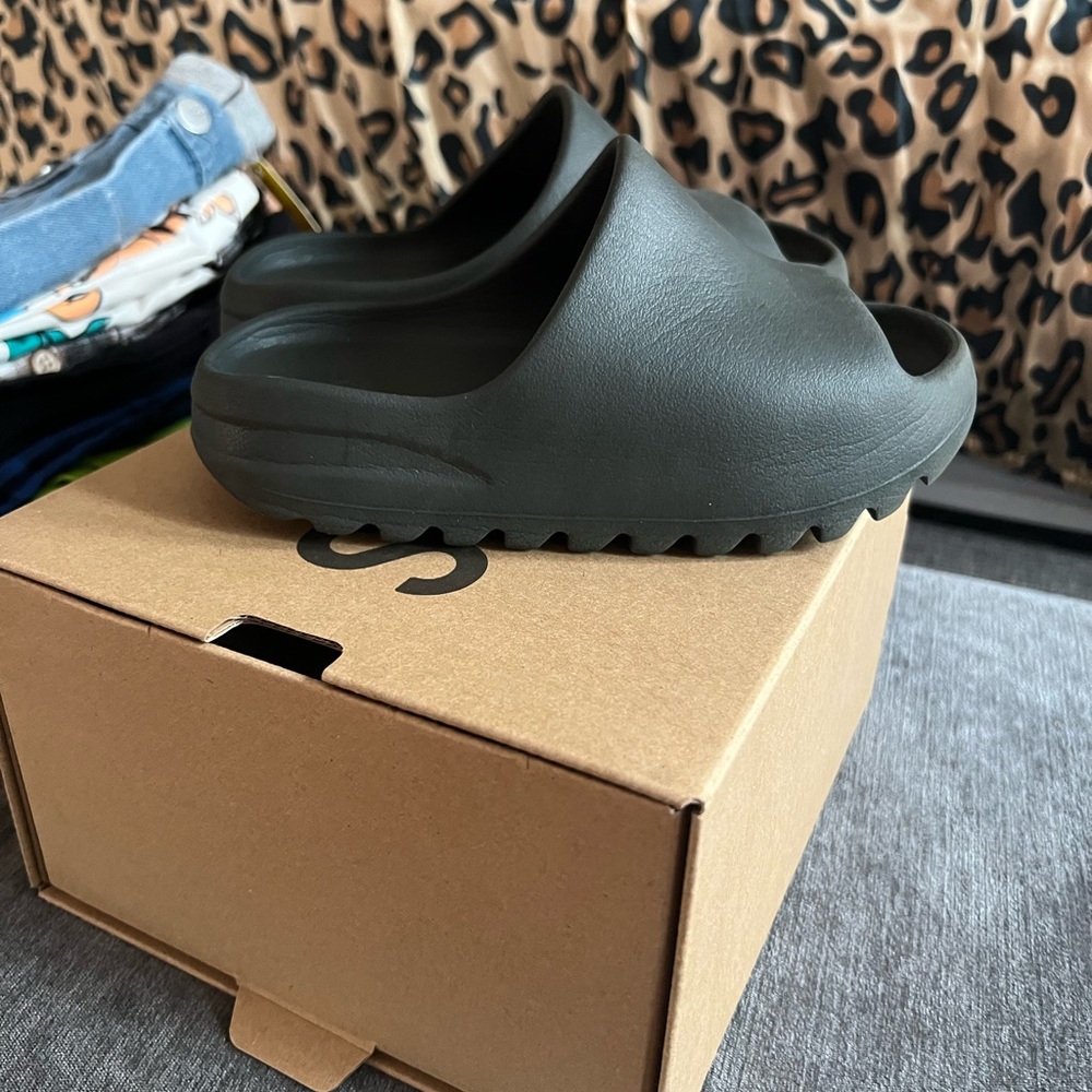 Kids yeezy slides USED!